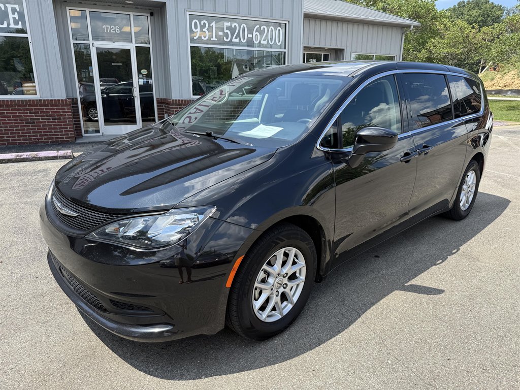 2023 Chrysler Voyager LX's photo